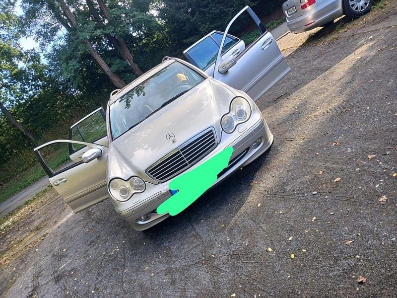 Silber Gebraucht 2003 Mercedes C200 Avantgarde Kombi | 2.000 € (Fairer Preis) - Bild 1/4