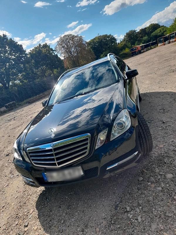 Schwarz Gebraucht 2011 Mercedes E200 Kombi | 5.350 € (Guter Preis) - Bild 1/4