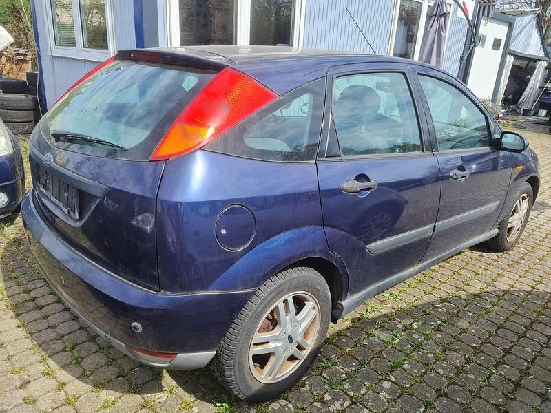 Gebraucht Ford Focus Trend 101 PS (74 kW) 2001 Blau Limousine