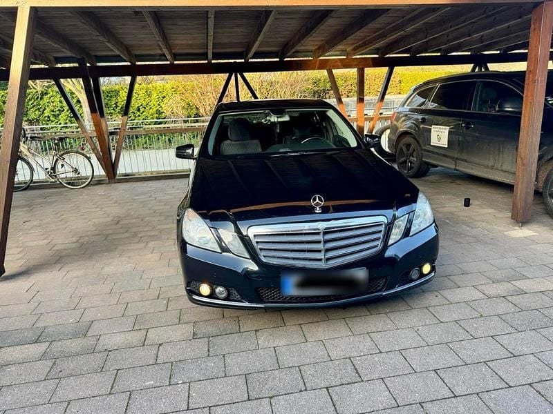 Gebraucht Mercedes E220 170 PS (125 kW) 2011 Schwarz Limousine
