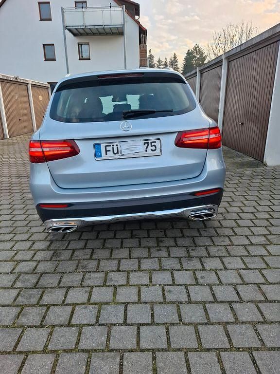 Silber Gebraucht 2016 Mercedes GLC220 SUV | 25.600 € (Etwas zu teuer) - Bild 1/4