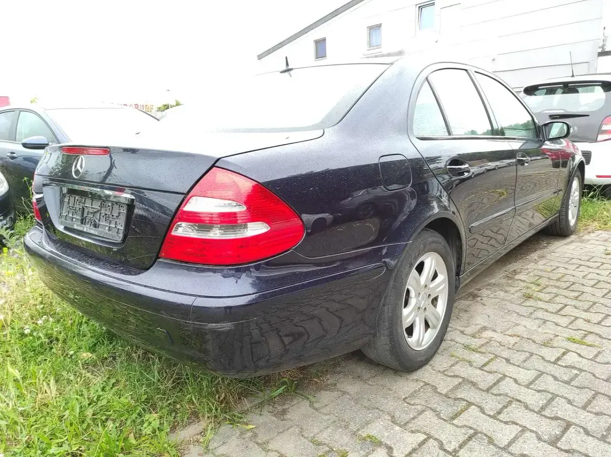 Second-hand Mercedes E240 177 CP (130 kW) 2004 Albastru Berlinǎ