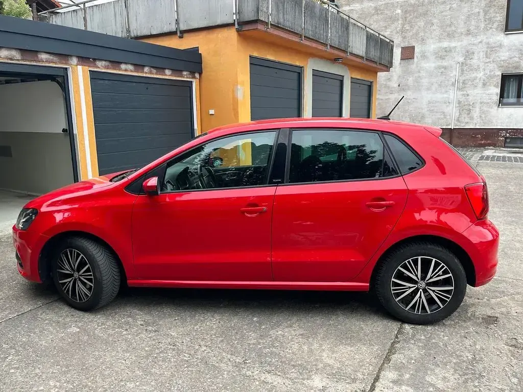 Gebraucht VW Polo Allstar 90 PS (66 kW) 2016 Rot Limousine