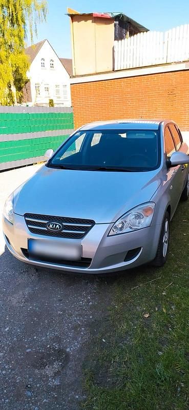 Używany Kia Ceed 109 KM (80 kW) 2008 Szary Hatchback