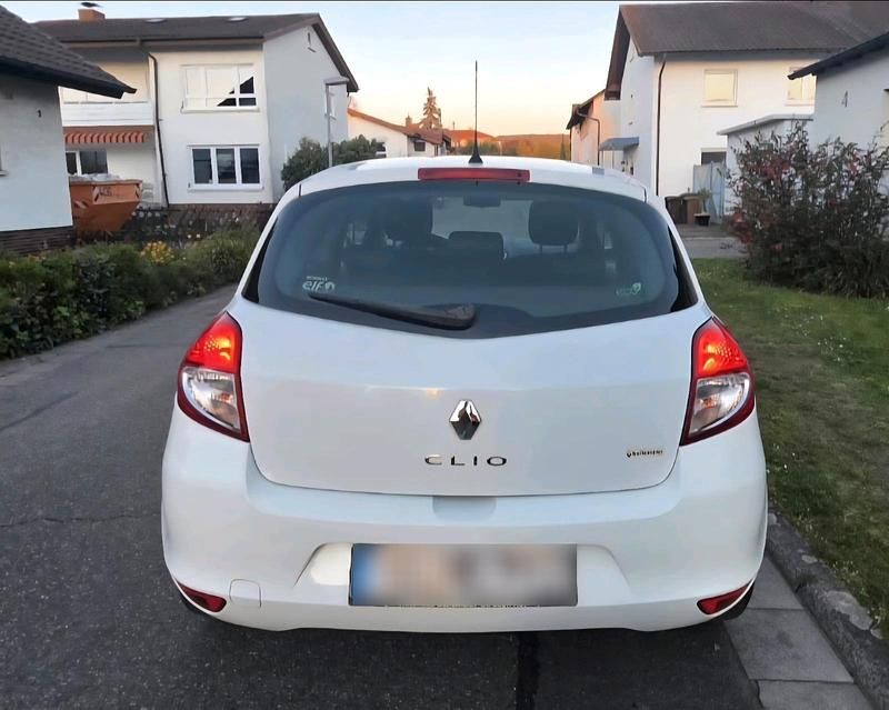 Gebraucht Renault Clio II 75 PS (55 kW) 2011 Weiß Kleinwagen