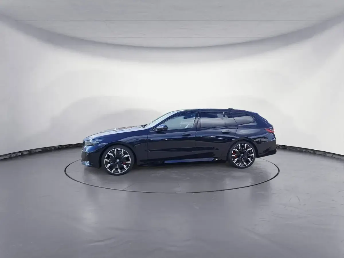 Neu BMW 530e Performance 299 PS (219 kW) 2026 Schwarz Kombi