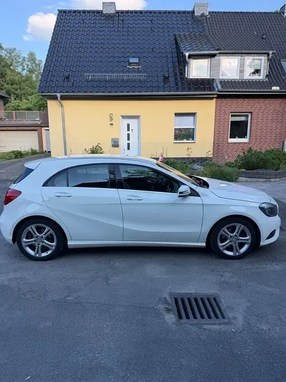 Gebraucht Mercedes A180 Urban 122 PS (89 kW) 2013 Weiß Limousine