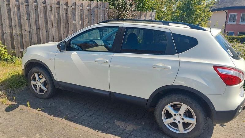 Weiß Gebraucht 2013 Nissan Qashqai 360º SUV | 10.000 € (Fairer Preis) - Bild 1/3