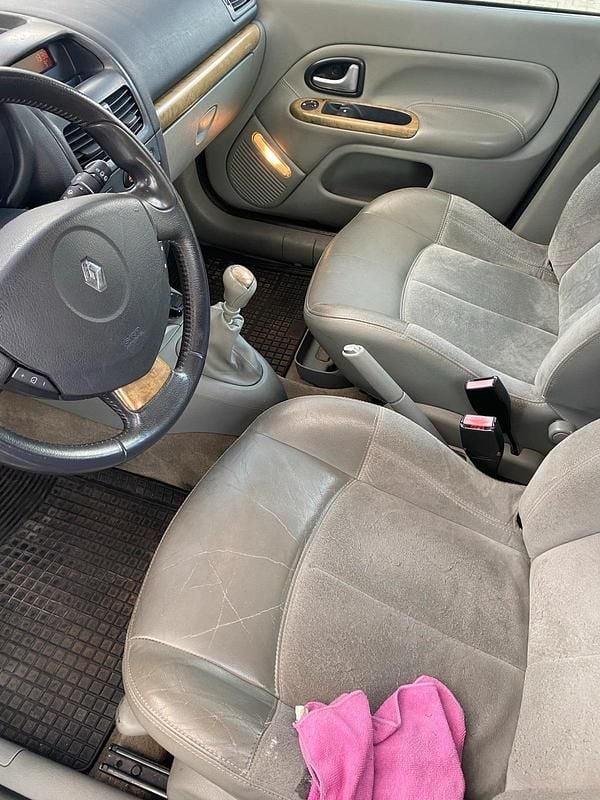 Gebraucht Renault Clio II Initiale 72 PS (52 kW) 2003 Rot Kleinwagen