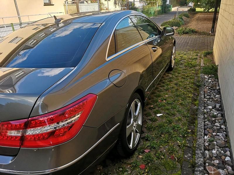 Gebraucht Mercedes E350 231 PS (169 kW) 2010 Beige Coupé