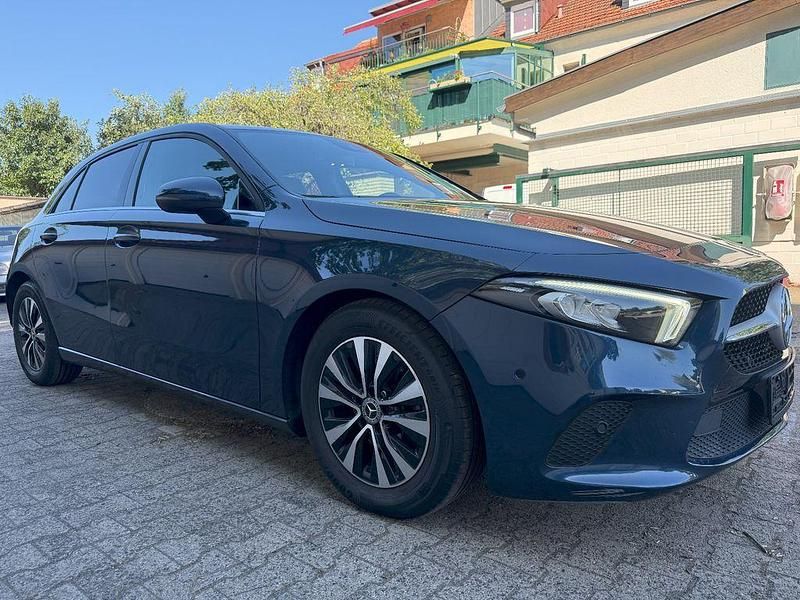 Gebraucht Mercedes A180 136 PS (100 kW) 2021 Blau Limousine