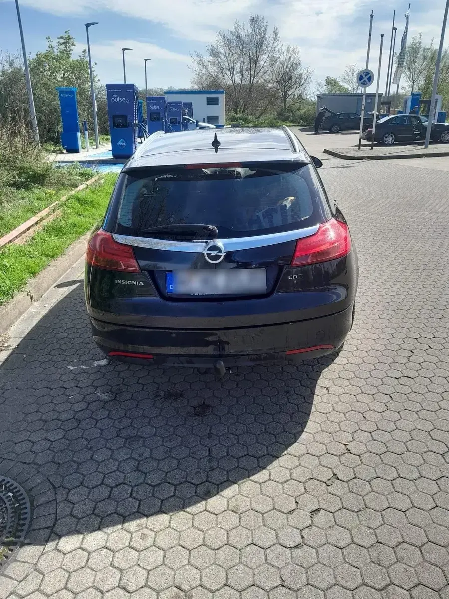 Gebraucht Opel Insignia 163 PS (119 kW) 2010 Schwarz Kombi
