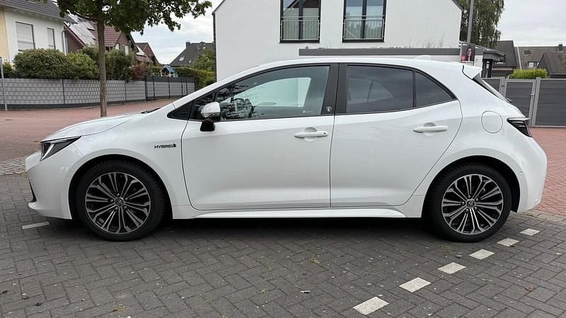 Weiß Gebraucht 2020 Toyota Corolla Hybrid Limousine | 19.250 € (Fairer Preis) - Bild 1/4