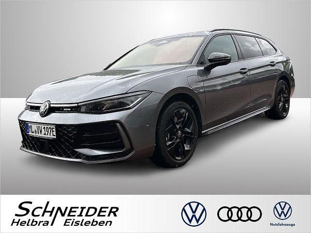 Diabasgrau (metallic) Gebraucht 2024 VW Passat R-line Kombi | 54.990 € (Teuer) - Bild 1/4