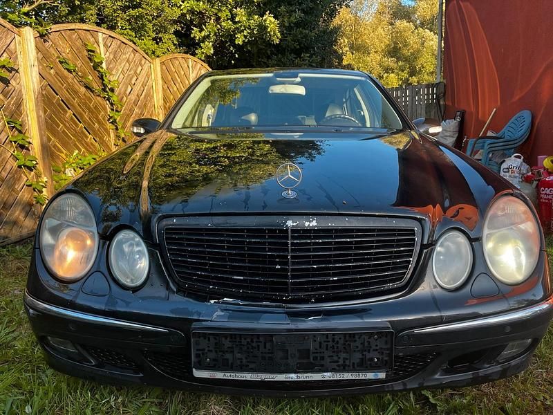 Schwarz Gebraucht 2005 Mercedes E240 Elegance Limousine | 2.100 € (Fairer Preis) - Bild 1/4