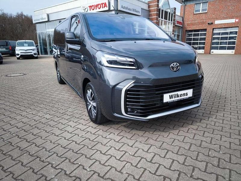 Titanium grey Gebraucht 2024 Toyota Proace Verso Team Kombi | 47.400 € (Teuer) - Bild 1/4
