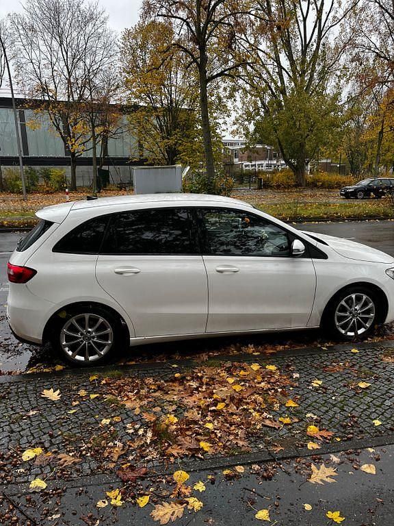 Schwarz Gebraucht 2019 Mercedes B180 Van / Kleinbus | 11.500 € (Guter Preis) - Bild 1/4