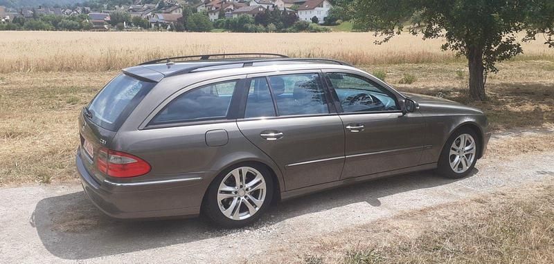 Braun Gebraucht 2008 Mercedes E220 Avantgarde Kombi | 3.400 € - Bild 1/4