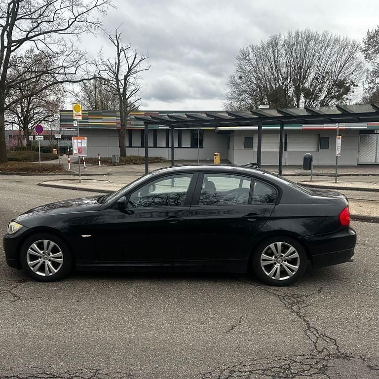 Gebraucht BMW 320 184 PS (135 kW) 2010 Schwarz Limousine