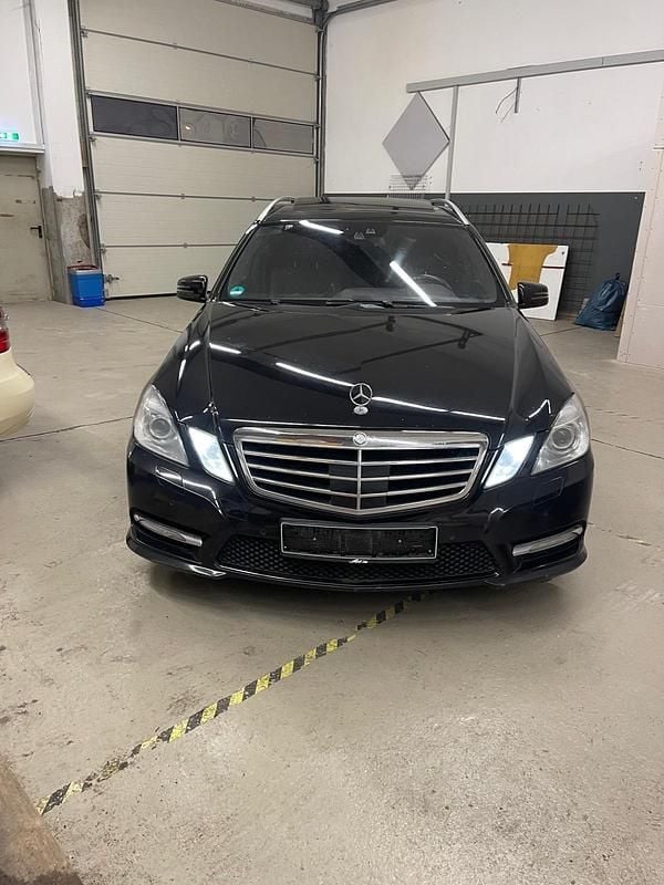 Schwarz Gebraucht 2012 Mercedes E500 AMG Kombi | 9.490 € (Superpreis) - Bild 1/4