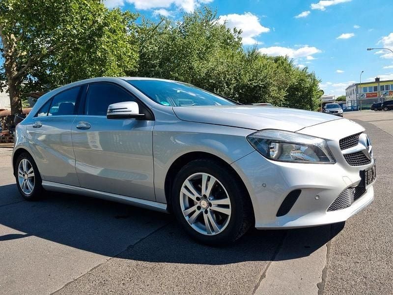 Silber Gebraucht 2015 Mercedes A180 Style Limousine | 13.999 € (Fairer Preis) - Bild 1/4