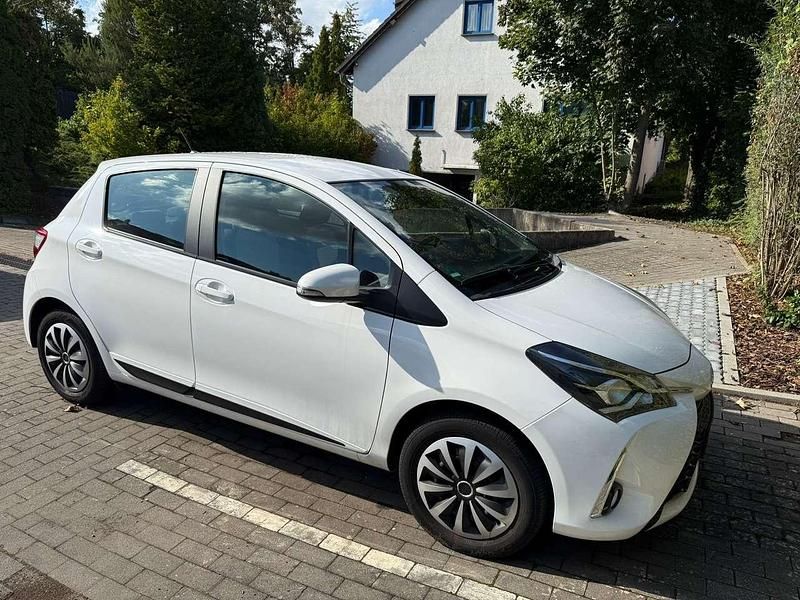 Weiß Gebraucht 2017 Toyota Yaris Comfort Limousine | 8.900 € (Fairer Preis) - Bild 1/4
