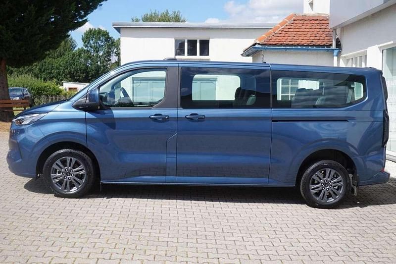 Gebraucht Ford Tourneo Titanium 150 PS (110 kW) 2024 Chrome blue metallic Van / Kleinbus