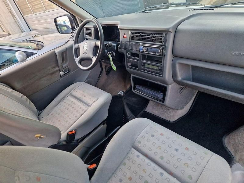 Second-hand VW Caravelle 151 CP (111 kW) 2001 Argintiu Van
