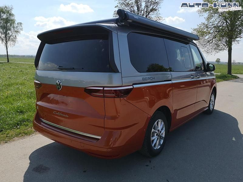 Gebraucht VW T7 Highline 150 PS (110 kW) 2024 Candyweiß / starlightblau metallic dach schwarz Van