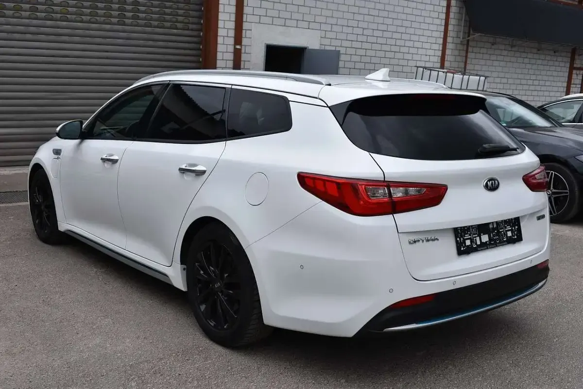 Gebraucht Kia Optima Spirit 156 PS (114 kW) 2018 Snow white Kombi