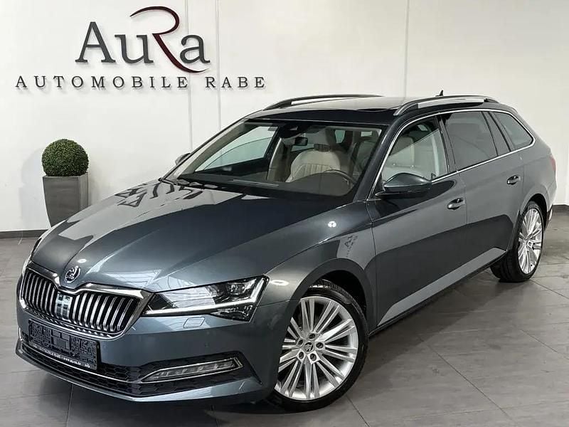 Quarzgrau Gebraucht 2020 Skoda Superb Premium Edition Kombi | 25.989 € (Fairer Preis) - Bild 1/4