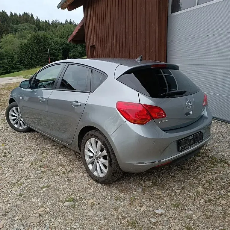 Gebraucht Opel Astra Active 131 PS (96 kW) 2013 Grau Limousine