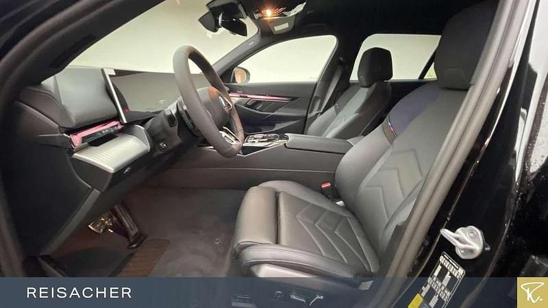 Neu BMW 550e Performance 489 PS (359 kW) 2026 Schwarz Kombi