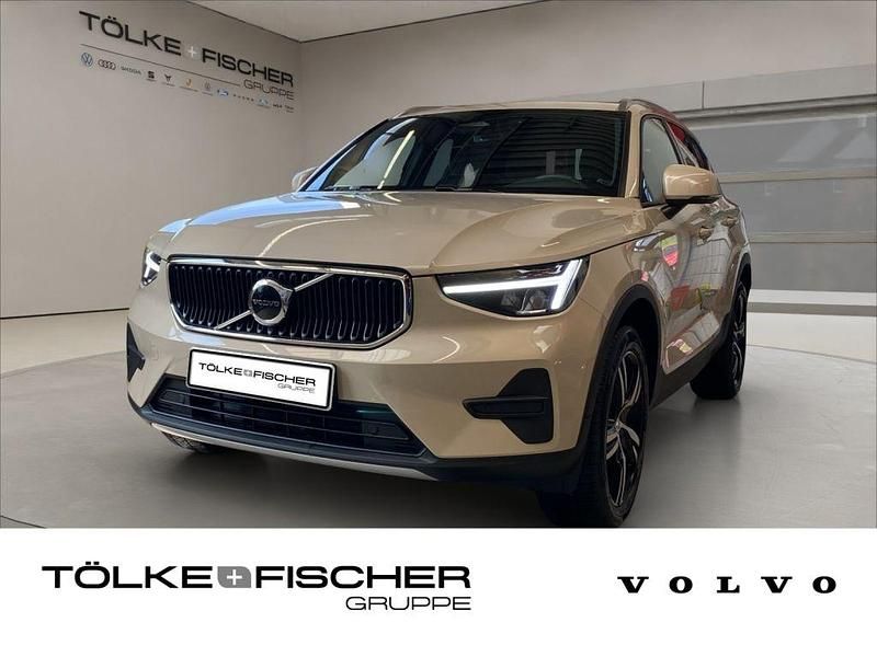 Sand dune / (metallic) Gebraucht 2024 Volvo XC40 SUV | 32.889 € (Superpreis) - Bild 1/4