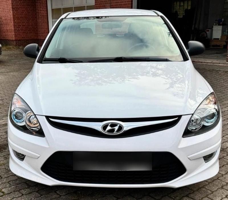 Gebraucht Hyundai i30 109 PS (80 kW) 2011 Weiß Kleinwagen