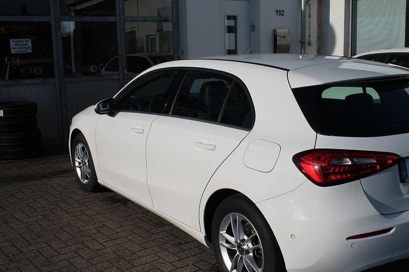 Gebraucht Mercedes A180 136 PS (100 kW) 2019 Weiß Limousine