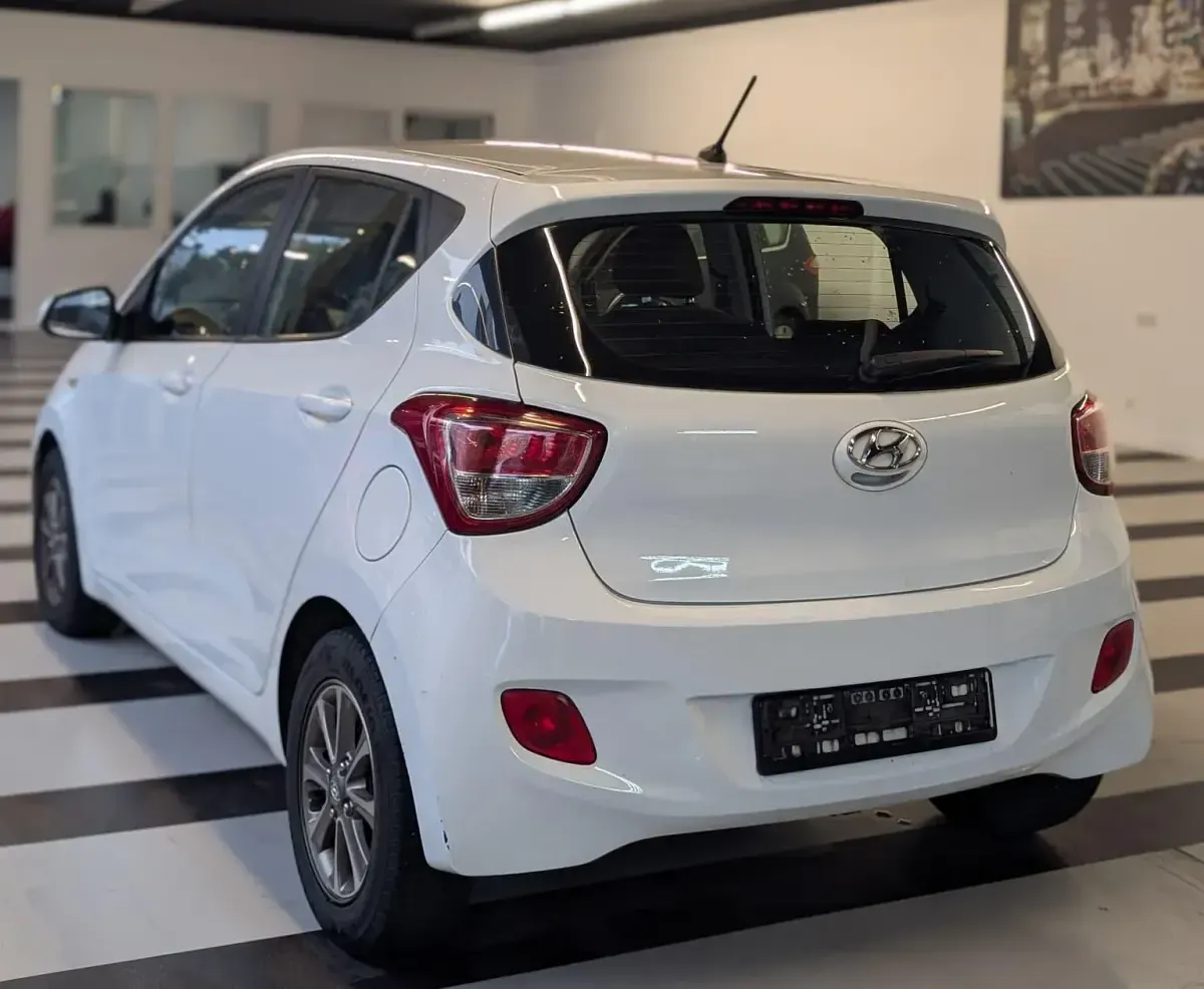 Gebraucht Hyundai i10 67 PS (49 kW) 2014 Weiß Kleinwagen