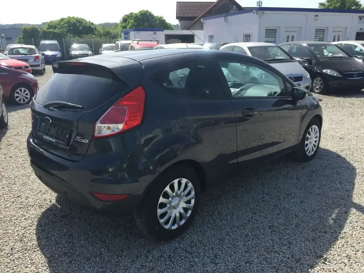 Gebraucht Ford Fiesta Trend 101 PS (74 kW) 2013 Grau Limousine