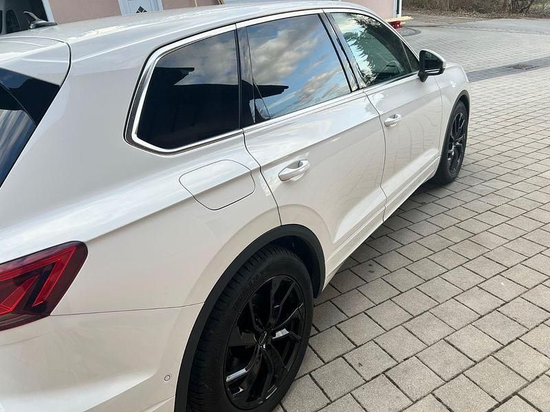 Gebraucht VW Touareg 231 PS (169 kW) 2024 Schwarz SUV