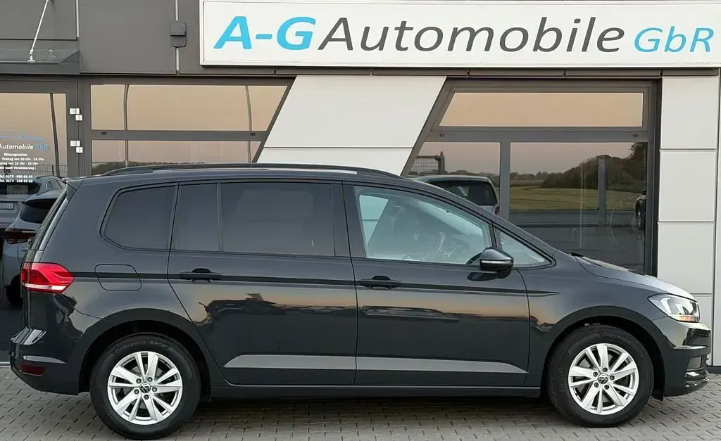 Gebraucht VW Touran Comfortline 150 PS (110 kW) 2022 Grün Van / Kleinbus