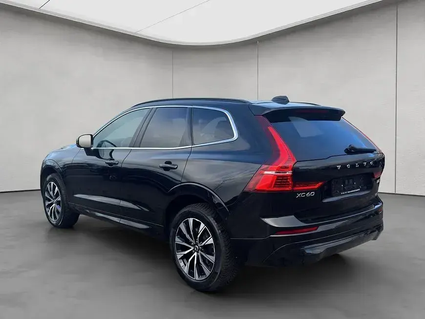 Używany Volvo XC60 Core 250 KM (183 kW) 2024 Czarny SUV