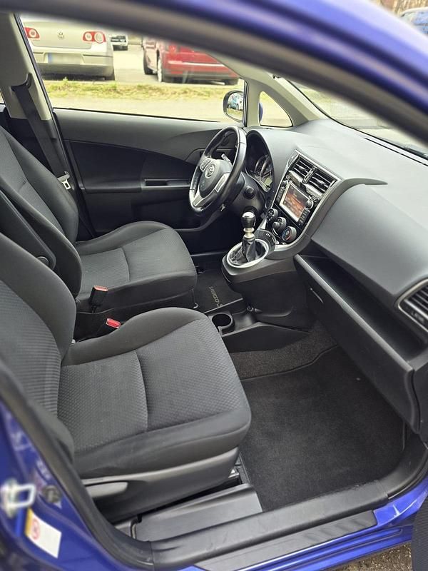 Gebraucht Toyota Verso-S 99 PS (72 kW) 2014 Blau Van / Kleinbus