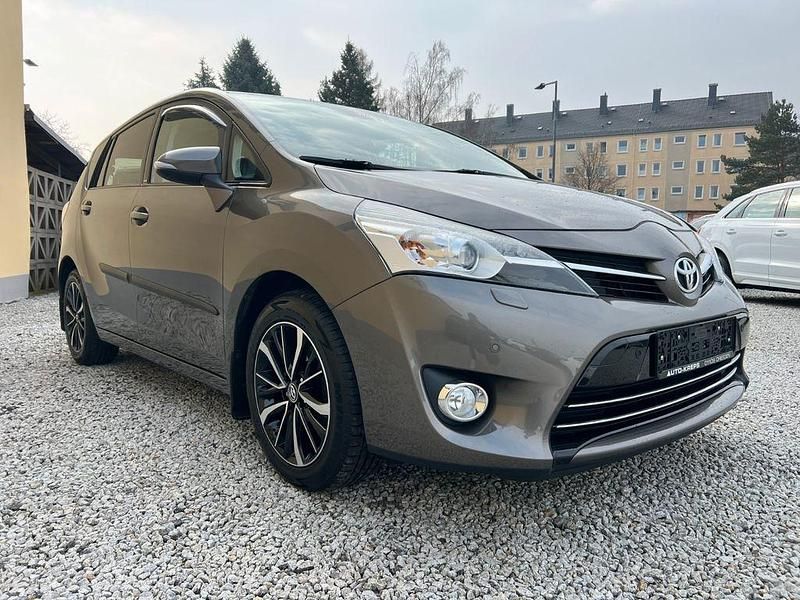 Gebraucht Toyota Verso Edition-S 147 PS (108 kW) 2017 Grau Van / Kleinbus