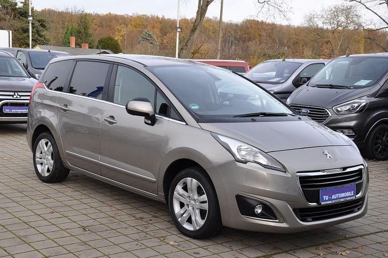 Grau Gebraucht 2016 Peugeot 5008 Active Van / Kleinbus | 10.990 € (Teuer) - Bild 1/4
