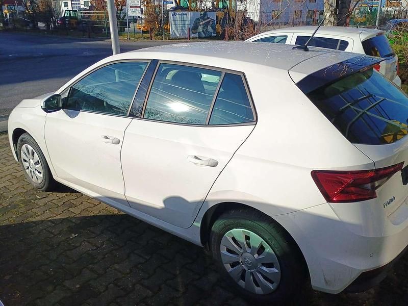 Gebraucht Skoda Fabia Essence 80 PS (58 kW) 2024 Candyweiß Limousine