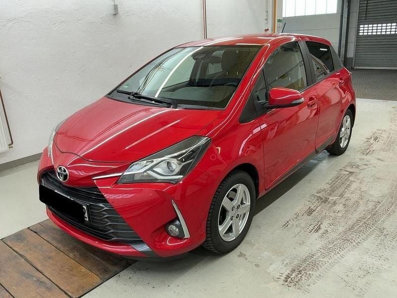 Rot Gebraucht 2019 Toyota Yaris Club Limousine | 9.600 € (Superpreis) - Bild 1/4