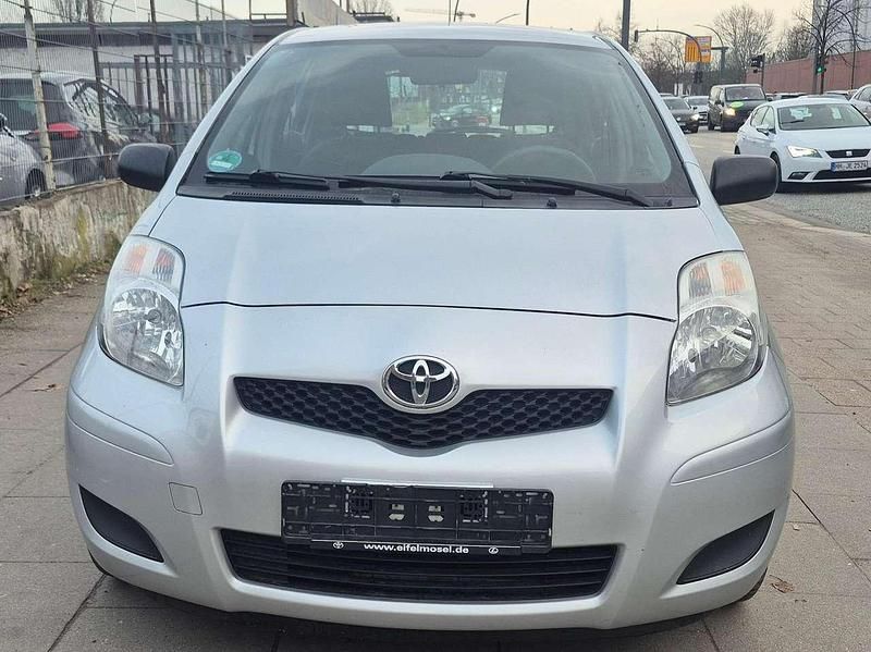 Gebraucht Toyota Yaris Basis 69 PS (50 kW) 2009 Silver mica metallic Kleinwagen