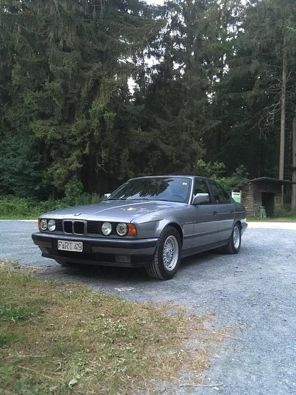 Grau Gebraucht 1992 BMW 525 Basis Limousine | 6.500 € - Bild 1/4