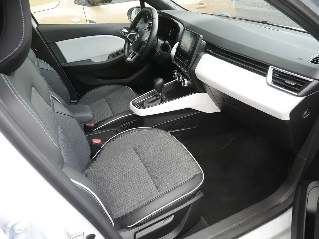 Gebraucht Renault Clio V Techno 143 PS (105 kW) 2022 Weiß Limousine