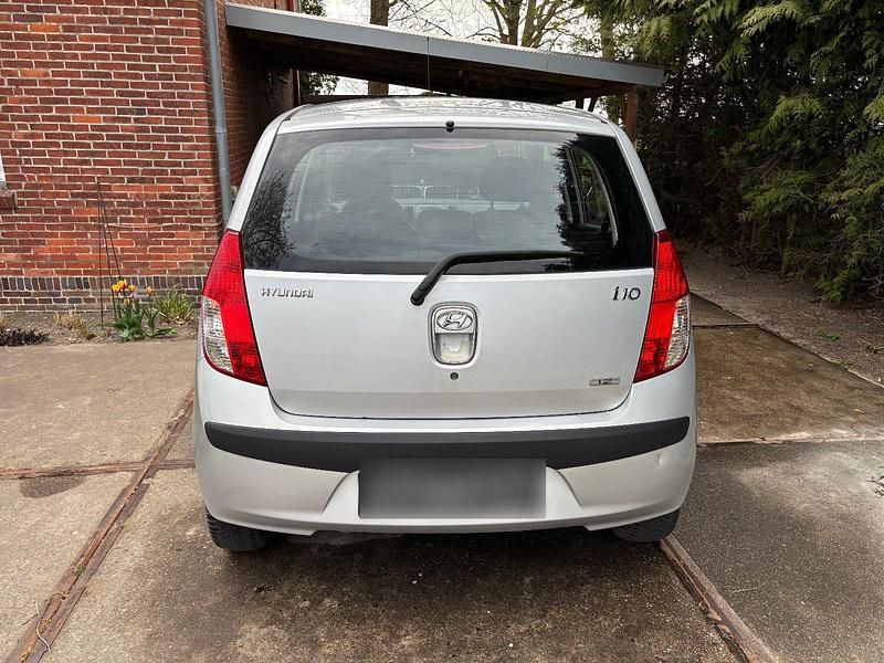 Gebraucht Hyundai i10 78 PS (57 kW) 2009 Silber Kleinwagen